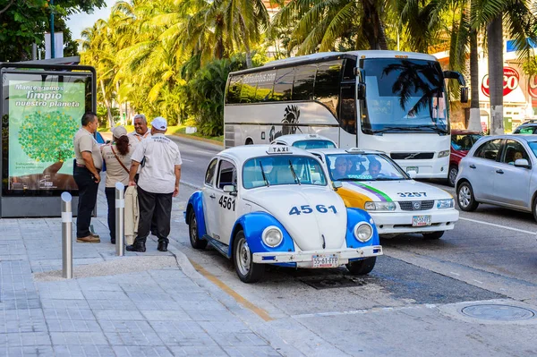 Acapulco, Meksika - 29 Ekim 2016: Meksika'nın Pasifik kıyısındaki Guerrero eyaletinde önemli bir liman olan Acapulco de Juarez'de taksi
