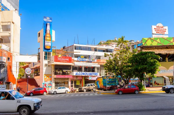 Acapulco, Meksika - 29 Ekim 2016: Meksika'nın Pasifik kıyısındaki Guerrero eyaletinde önemli bir liman olan Acapulco de Juarez'in mimarisi