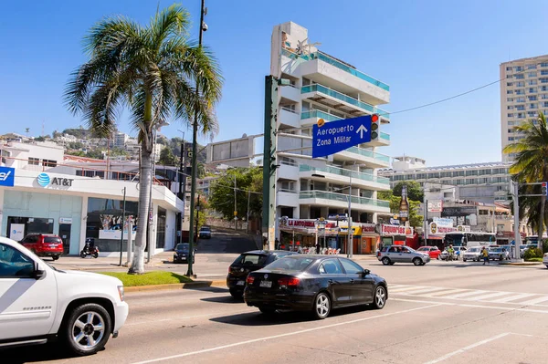 Acapulco, Meksika - 29 Ekim 2016: Meksika'nın Pasifik kıyısındaki Guerrero eyaletinde ki önemli bir liman olan Acapulco de Juarez'de trafik