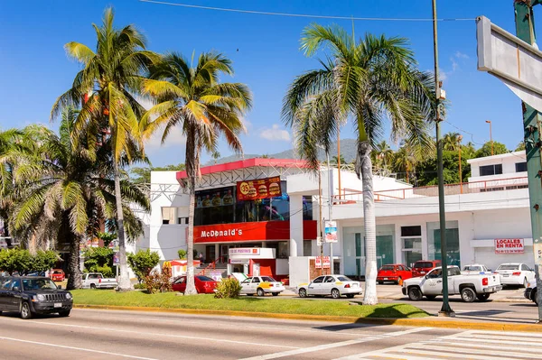 Acapulco, Meksika - 29 Ekim 2016: Meksika'nın Pasifik kıyısındaki Guerrero eyaletinde ki önemli bir liman olan Acapulco de Juarez'de trafik