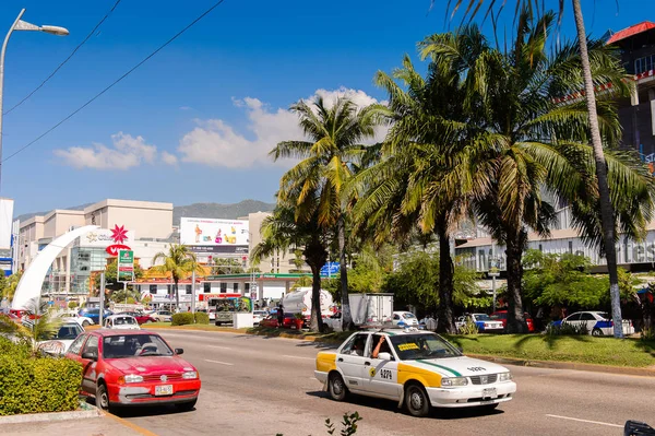 Acapulco, Meksika - 29 Ekim 2016: Meksika'nın Pasifik kıyısındaki Guerrero eyaletinde ki önemli bir liman olan Acapulco de Juarez'de trafik