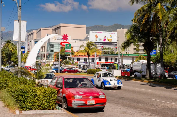 Acapulco, Meksika - 29 Ekim 2016: Meksika'nın Pasifik kıyısındaki Guerrero eyaletinde ki önemli bir liman olan Acapulco de Juarez'de trafik