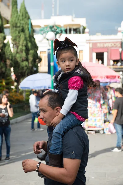 Puebla, Meksika - 30 Ekim 2016: Ölüler Günü için giyinmiş kimliği belirsiz kız (Dia de los Muertos), ulusal Meksika tatili, Unesco İnsanlığın Somut Olmayan Kültürel Mirası