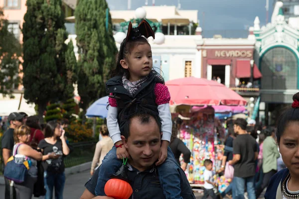 Puebla, Meksika - 30 Ekim 2016: Ölüler Günü için giyinmiş kimliği belirsiz kız (Dia de los Muertos), ulusal Meksika tatili, Unesco İnsanlığın Somut Olmayan Kültürel Mirası
