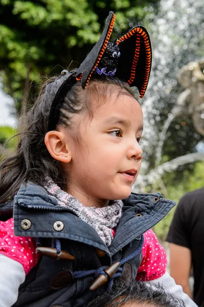 Puebla, Meksika - 30 Ekim 2016: Ölüler Günü için giyinmiş kimliği belirsiz kız (Dia de los Muertos), ulusal Meksika tatili, Unesco İnsanlığın Somut Olmayan Kültürel Mirası
