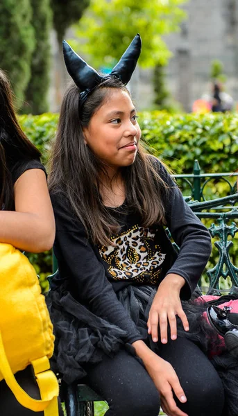 Puebla, Meksika - 30 Ekim 2016: Ölüler Günü için giyinmiş kimliği belirsiz kız (Dia de los Muertos), ulusal Meksika tatili, Unesco İnsanlığın Somut Olmayan Kültürel Mirası