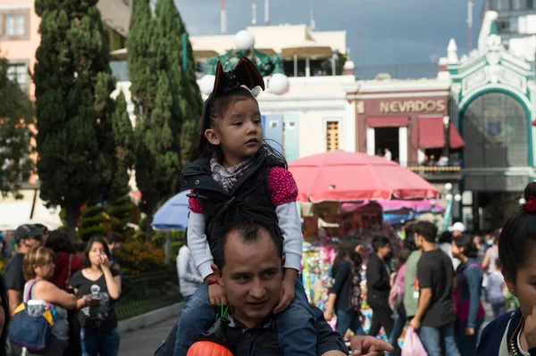 Puebla, Meksika - 30 Ekim 2016: Ölüler Günü için giyinmiş kimliği belirsiz kız (Dia de los Muertos), ulusal Meksika tatili, Unesco İnsanlığın Somut Olmayan Kültürel Mirası