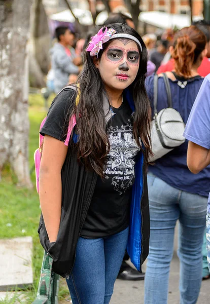 Puebla, Meksika - 30 Ekim 2016: Ölüler Günü için giyinmiş kimliği belirsiz kız (Dia de los Muertos), ulusal Meksika tatili, Unesco İnsanlığın Somut Olmayan Kültürel Mirası