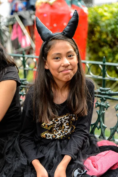 Puebla, Meksika - 30 Ekim 2016: Ölüler Günü için giyinmiş kimliği belirsiz kız (Dia de los Muertos), ulusal Meksika tatili, Unesco İnsanlığın Somut Olmayan Kültürel Mirası