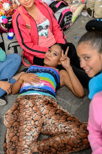 Puebla, Meksika - 30 Ekim 2016: Ölüler Günü için giyinmiş kimliği belirsiz kızlar (Dia de los Muertos), ulusal Meksika tatili, Unesco İnsanlığın Somut Olmayan Kültürel Mirası