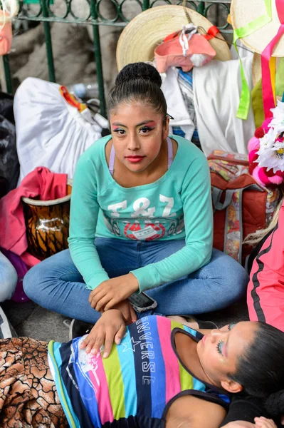 Puebla, Meksika - 30 Ekim 2016: Ölüler Günü için giyinmiş kimliği belirsiz kızlar (Dia de los Muertos), ulusal Meksika tatili, Unesco İnsanlığın Somut Olmayan Kültürel Mirası