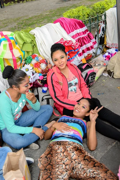 Puebla, Meksika - 30 Ekim 2016: Ölüler Günü için giyinmiş kimliği belirsiz kızlar (Dia de los Muertos), ulusal Meksika tatili, Unesco İnsanlığın Somut Olmayan Kültürel Mirası