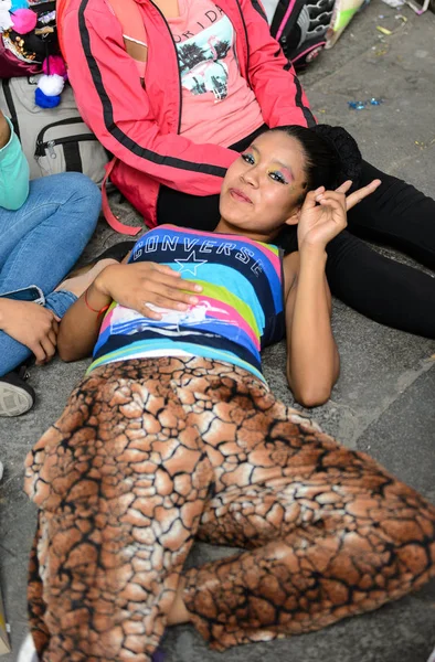 Puebla, Meksika - 30 Ekim 2016: Ölüler Günü için giyinmiş kimliği belirsiz kızlar (Dia de los Muertos), ulusal Meksika tatili, Unesco İnsanlığın Somut Olmayan Kültürel Mirası