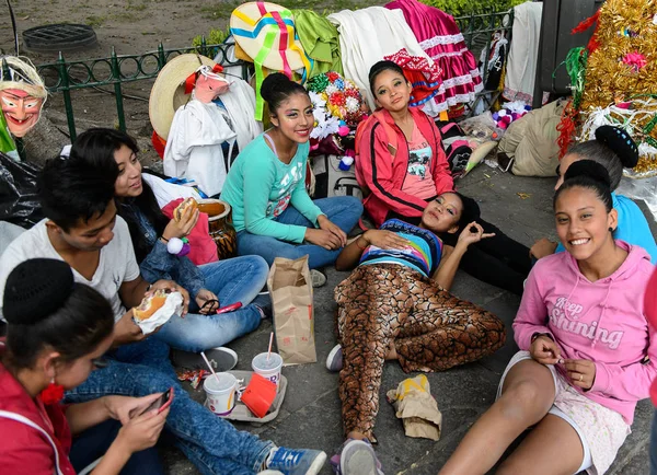 Puebla, Meksika - 30 Ekim 2016: Ölüler Günü için giyinmiş kimliği belirsiz kızlar (Dia de los Muertos), ulusal Meksika tatili, Unesco İnsanlığın Somut Olmayan Kültürel Mirası