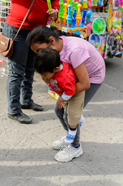 Puebla, Meksika - 30 Ekim 2016: Ölüler Günü'nde şehirde oynayan çocuklar, ulusal Meksika tatili.