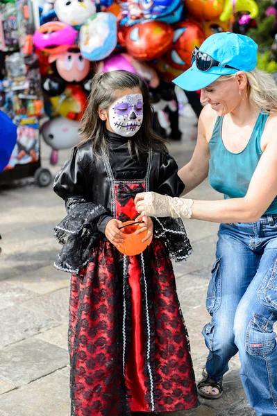 Puebla, Meksika - 30 Ekim 2016: Ölüler Günü için giyinmiş ve boyanmış tanımlanamayan kız (Dia de los Muertos), ulusal Meksika tatili, Unesco İnsanlığın Somut Olmayan Kültürel Mirası
