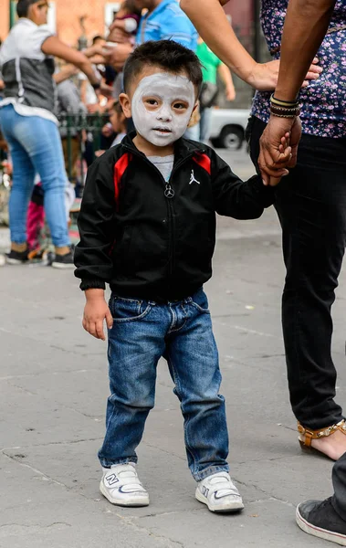 Puebla, Meksika - 30 Ekim 2016: Ölüler Günü için giyinmiş ve boyanmış tanımlanamayan kız (Dia de los Muertos), ulusal Meksika tatili, Unesco İnsanlığın Somut Olmayan Kültürel Mirası