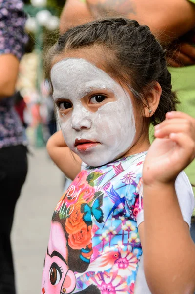Puebla, Meksika - 30 Ekim 2016: Ölüler Günü için zombi olarak resmedilen tanımlanamayan kız (Dia de los Muertos), ulusal Meksika tatili, Unesco İnsanlığın Somut Olmayan Kültürel Mirası