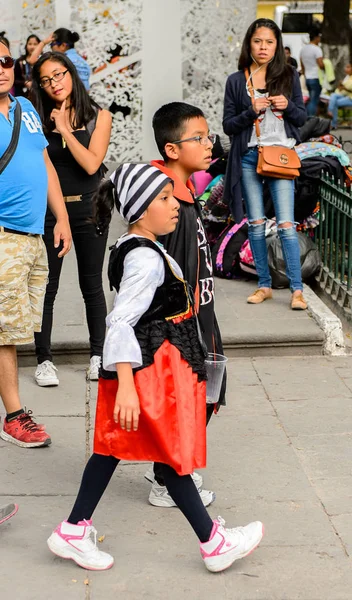 Puebla, Meksika - 30 Ekim 2016: Ölüler Günü için giyinmiş kimliği belirsiz kız (Dia de los Muertos), ulusal Meksika tatili, Unesco İnsanlığın Somut Olmayan Kültürel Mirası