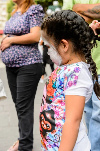 Puebla, Meksika - 30 Ekim 2016: Ölüler Günü için zombi olarak resmedilen tanımlanamayan kız (Dia de los Muertos), ulusal Meksika tatili, Unesco İnsanlığın Somut Olmayan Kültürel Mirası