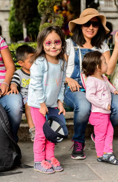 Puebla, Meksika - 30 Ekim 2016: Ölüler Günü için giyinmiş kimliği belirsiz kız (Dia de los Muertos), ulusal Meksika tatili, Unesco İnsanlığın Somut Olmayan Kültürel Mirası