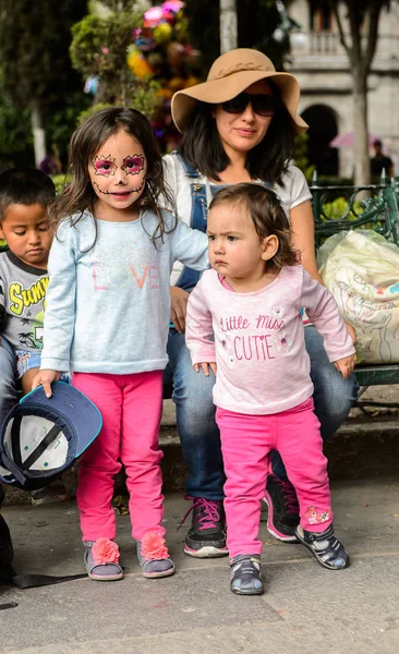 Puebla, Meksika - 30 Ekim 2016: Ölüler Günü için giyinmiş kimliği belirsiz kız (Dia de los Muertos), ulusal Meksika tatili, Unesco İnsanlığın Somut Olmayan Kültürel Mirası