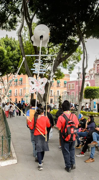 Puebla Messico Ottobre 2016 Donna Non Identificata Porta Uno Scheletro — Foto Stock