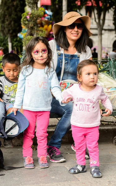Puebla, Meksika - 30 Ekim 2016: Ölüler Günü için giyinmiş kimliği belirsiz kız (Dia de los Muertos), ulusal Meksika tatili, Unesco İnsanlığın Somut Olmayan Kültürel Mirası