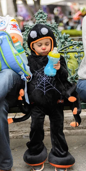 Puebla, Meksika - 30 Ekim 2016: Ölüler Günü için giyinmiş kimliği belirsiz çocuk (Dia de los Muertos), ulusal Meksika tatili, Unesco İnsanlığın Somut Olmayan Kültürel Mirası