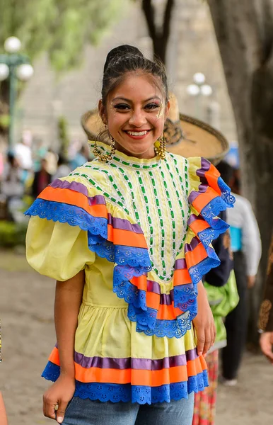 プエブラ メキシコ 2016年10月30日 正体不明の少女は死者の日 ディア ムエルトス メキシコの祝日 ユネスコ無形文化遺産の国民衣装を着用 — ストック写真