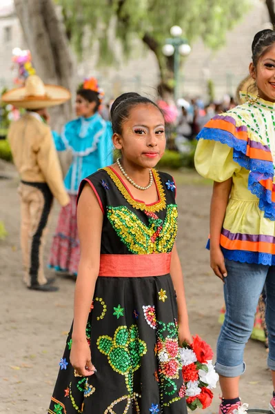 Puebla, Meksika - 30 Ekim 2016: Kimliği belirsiz kız Ölüler Günü (Dia de los Muertos), ulusal Meksika tatili, Unesco İnsanlığın Somut Olmayan Kültürel Mirası için ulusal kostüm giyiyor