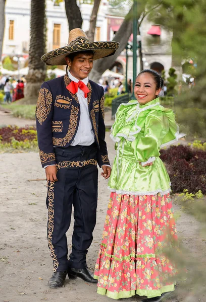 Puebla, Meksika - 30 Ekim 2016: Ölüler Günü(Dia de los Muertos), ulusal Meksika tatili için aşk ulusal kostümleri tanımlanamayan Meksikalı çift
