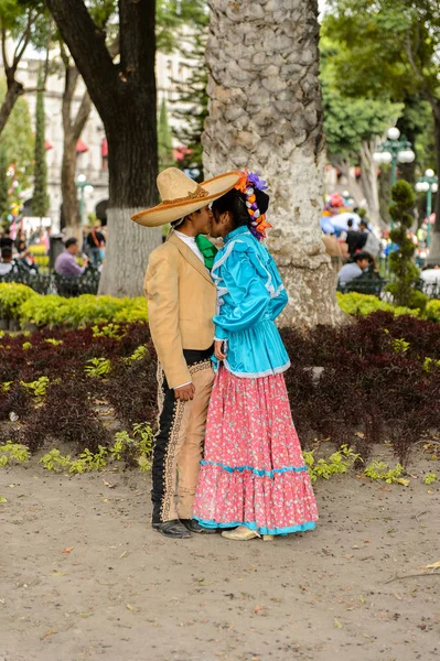Puebla, Meksika - 30 Ekim 2016: Ölüler Günü(Dia de los Muertos), ulusal Meksika tatili için aşk ulusal kostümleri tanımlanamayan Meksikalı çift