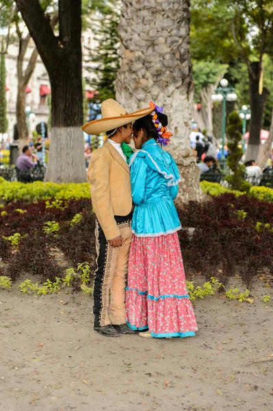 Puebla, Meksika - 30 Ekim 2016: Ölüler Günü(Dia de los Muertos), ulusal Meksika tatili için aşk ulusal kostümleri tanımlanamayan Meksikalı çift