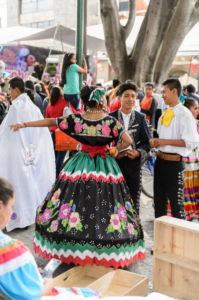 プエブラ メキシコ 2016年10月30日 正体不明の女性は死者の日 ディア ムエルトス メキシコの祝日 ユネスコ無形文化遺産の国民衣装を着用しています — ストック写真