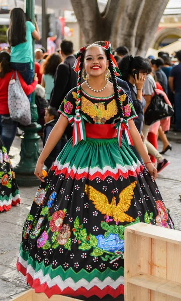 Puebla, Meksika - 30 Ekim 2016: Kimliği belirsiz kadın Ölüler Günü (Dia de los Muertos), ulusal Meksika tatili, Unesco İnsanlığın Somut Olmayan Kültürel Mirası için ulusal kostüm giyiyor