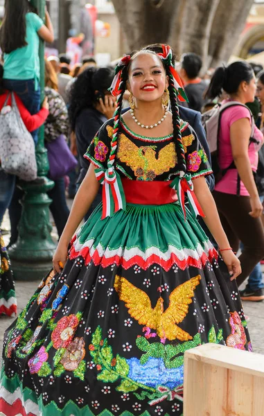 Puebla, Meksika - 30 Ekim 2016: Kimliği belirsiz kadın Ölüler Günü (Dia de los Muertos), ulusal Meksika tatili, Unesco İnsanlığın Somut Olmayan Kültürel Mirası için ulusal kostüm giyiyor