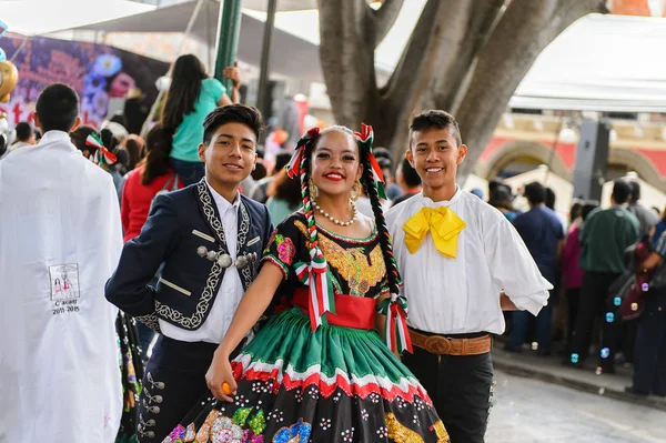 Puebla, Meksika - 30 Ekim 2016: Kimliği belirsiz kadın Ölüler Günü (Dia de los Muertos), ulusal Meksika tatili, Unesco İnsanlığın Somut Olmayan Kültürel Mirası için ulusal kostüm giyiyor