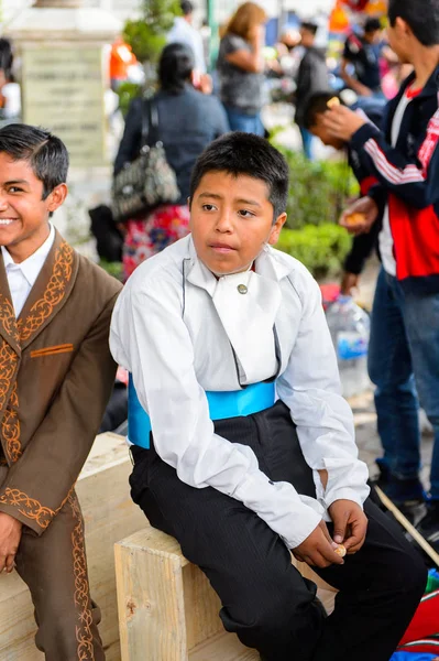 Puebla, Meksika - 30 Ekim 2016: Kimliği belirsiz adam Ölüler Günü (Dia de los Muertos), ulusal Meksika tatili, Unesco İnsanlığın Somut Olmayan Kültürel Mirası için ulusal kostüm giyiyor