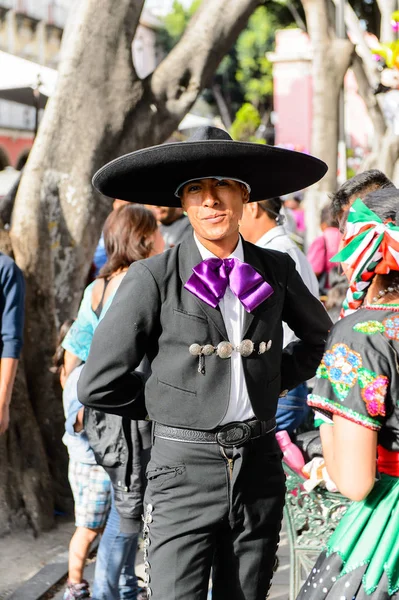 プエブラ メキシコ 2016年10月30日 正体不明の男が死者の日 ディア ムエルトス メキシコの祝日 ユネスコ無形文化遺産の国民衣装を着用 — ストック写真