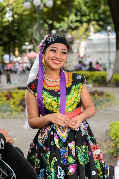 Puebla, Meksika - 30 Ekim 2016: Kimliği belirsiz kız Ölüler Günü (Dia de los Muertos), ulusal Meksika tatili, Unesco İnsanlığın Somut Olmayan Kültürel Mirası için ulusal kostüm giyiyor
