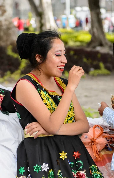 Puebla, Meksika - 30 Ekim 2016: Kimliği belirsiz kız Ölüler Günü (Dia de los Muertos), ulusal Meksika tatili, Unesco İnsanlığın Somut Olmayan Kültürel Mirası için ulusal kostüm giyiyor