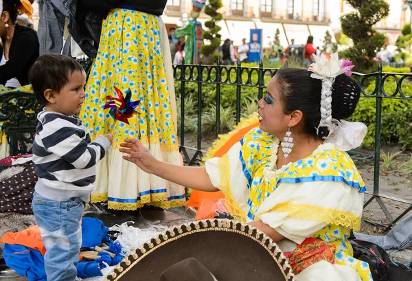 Puebla, Meksika - 30 Ekim 2016: Kimliği belirsiz kız Ölüler Günü (Dia de los Muertos), ulusal Meksika tatili, Unesco İnsanlığın Somut Olmayan Kültürel Mirası için ulusal kostüm giyiyor