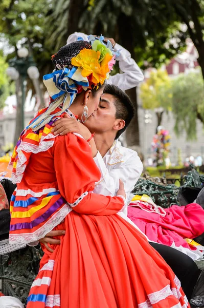 Puebla, Meksika - 30 Ekim 2016: Ölüler Günü (Dia de los Muertos), ulusal Meksika tatili için öpüşme aşk ulusal kostümleri tanımlanamayan Meksikalı çift