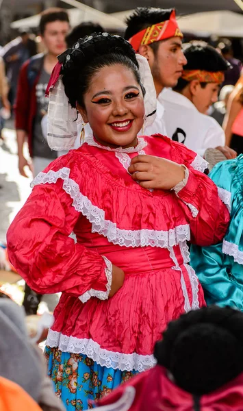 Puebla, Meksika - 30 Ekim 2016: Kimliği belirsiz kız Ölüler Günü (Dia de los Muertos), ulusal Meksika tatili, Unesco İnsanlığın Somut Olmayan Kültürel Mirası için ulusal kostüm giyiyor
