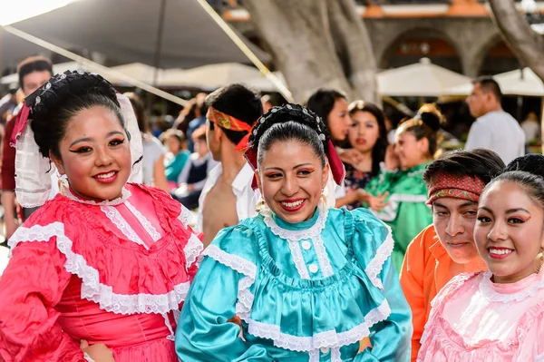 Puebla, Meksika - 30 Ekim 2016: Kimliği belirsiz kız Ölüler Günü (Dia de los Muertos), ulusal Meksika tatili, Unesco İnsanlığın Somut Olmayan Kültürel Mirası için ulusal kostüm giyiyor