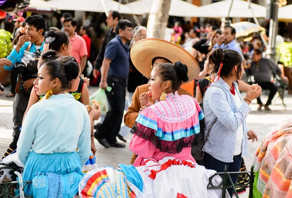 Puebla, Meksika - 30 Ekim 2016: Ölüler Günü için giyinmiş kimliği belirsiz insanlar (Dia de los Muertos), ulusal Meksika tatili, Unesco İnsanlığın Somut Olmayan Kültürel Mirası