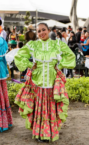 Puebla, Meksika - 30 Ekim 2016: Kimliği belirsiz kız Ölüler Günü (Dia de los Muertos), ulusal Meksika tatili, Unesco İnsanlığın Somut Olmayan Kültürel Mirası için ulusal kostüm giyiyor