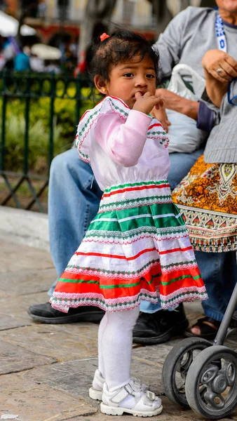Puebla, Meksika - 30 Ekim 2016: Kimliği belirsiz kız Ölüler Günü (Dia de los Muertos), ulusal Meksika tatili, Unesco İnsanlığın Somut Olmayan Kültürel Mirası için ulusal kostüm giyiyor