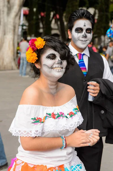 Puebla, Meksika - 30 Ekim 2016: Ölüler Günü için giyinmiş tanımlanamayan çift (Dia de los Muertos), ulusal Meksika tatili, Unesco İnsanlığın Somut Olmayan Kültürel Mirası